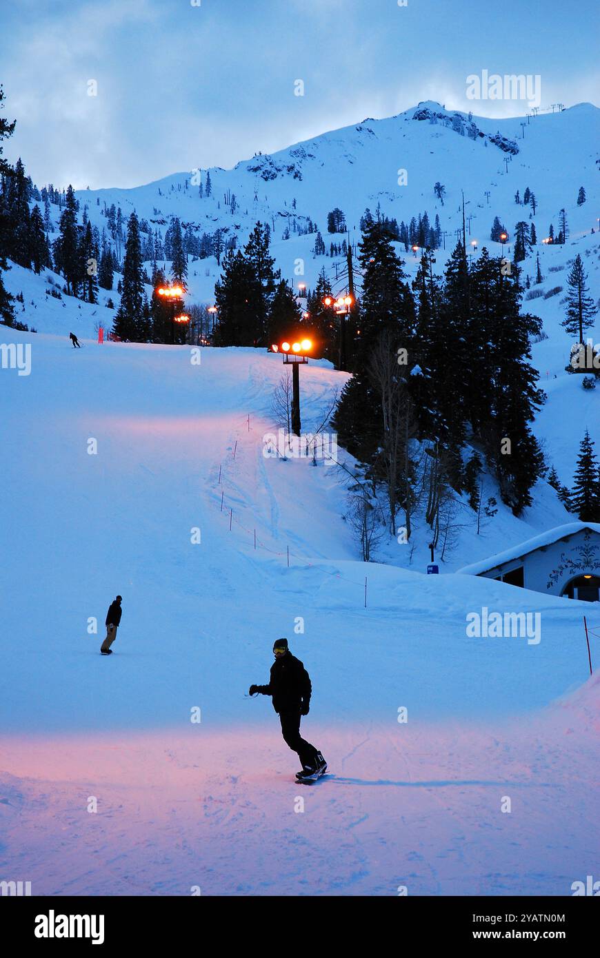 Les snowboarders profitent de la dernière course de la journée sur les pistes de Squaw Valley, aujourd'hui Olympic Valley, en Californie Banque D'Images