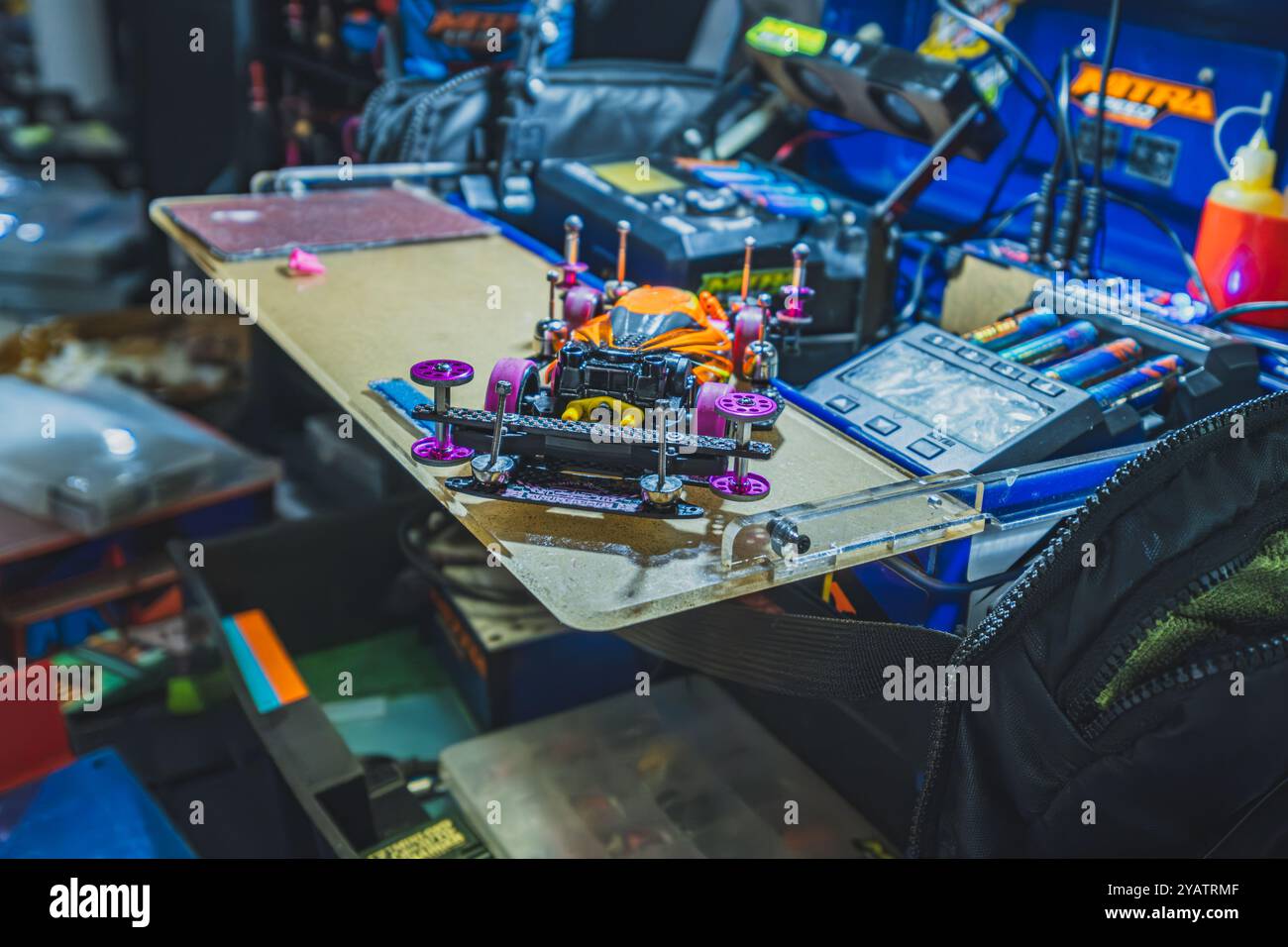 Balikpapan, Indonésie - 10 août 2024. La voiture dispose d'une palette de couleurs orange et violet vives, avec des modifications visibles au châssis et wh Banque D'Images