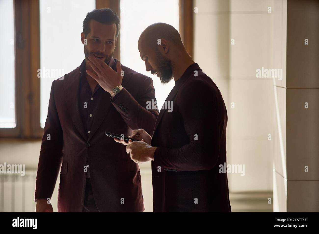 Bucarest, Roumanie. 15 octobre 2024 : Andrew Tate (R) et son frère Tristan Tate (l) attendent pour entrer dans la salle d'audience de la Cour d'appel de Bucarest. Crédit : Lucian Alecu/Alamy Live Nouveau Banque D'Images