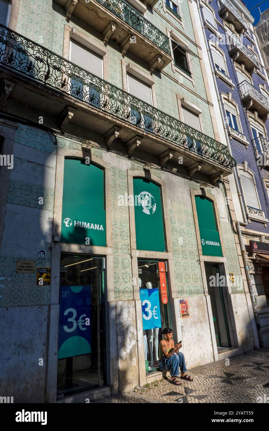 Extérieur de la boutique 'Humana', un magasin de vêtements d'occasion, Lisbonne, Portugal. Europe. Banque D'Images