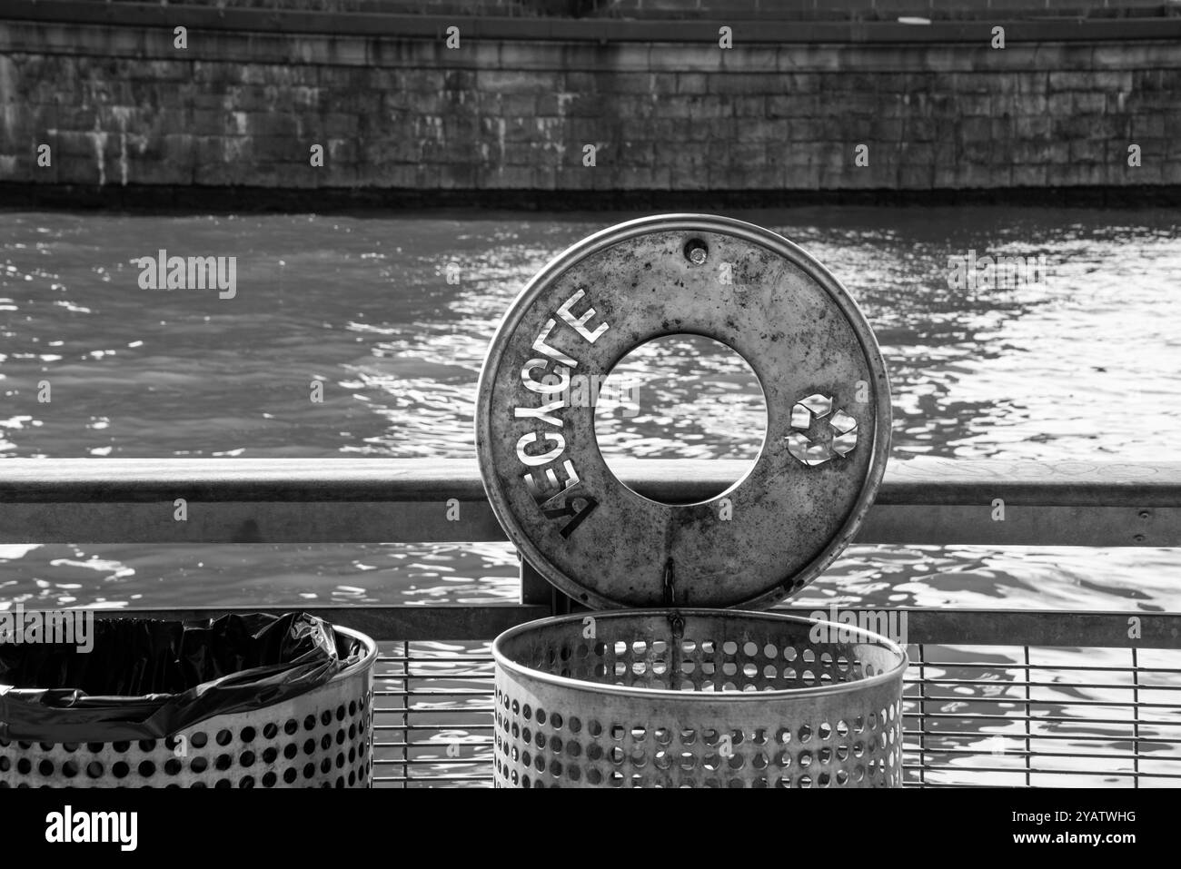 Vue d'une corbeille de recyclage en noir et blanc Banque D'Images