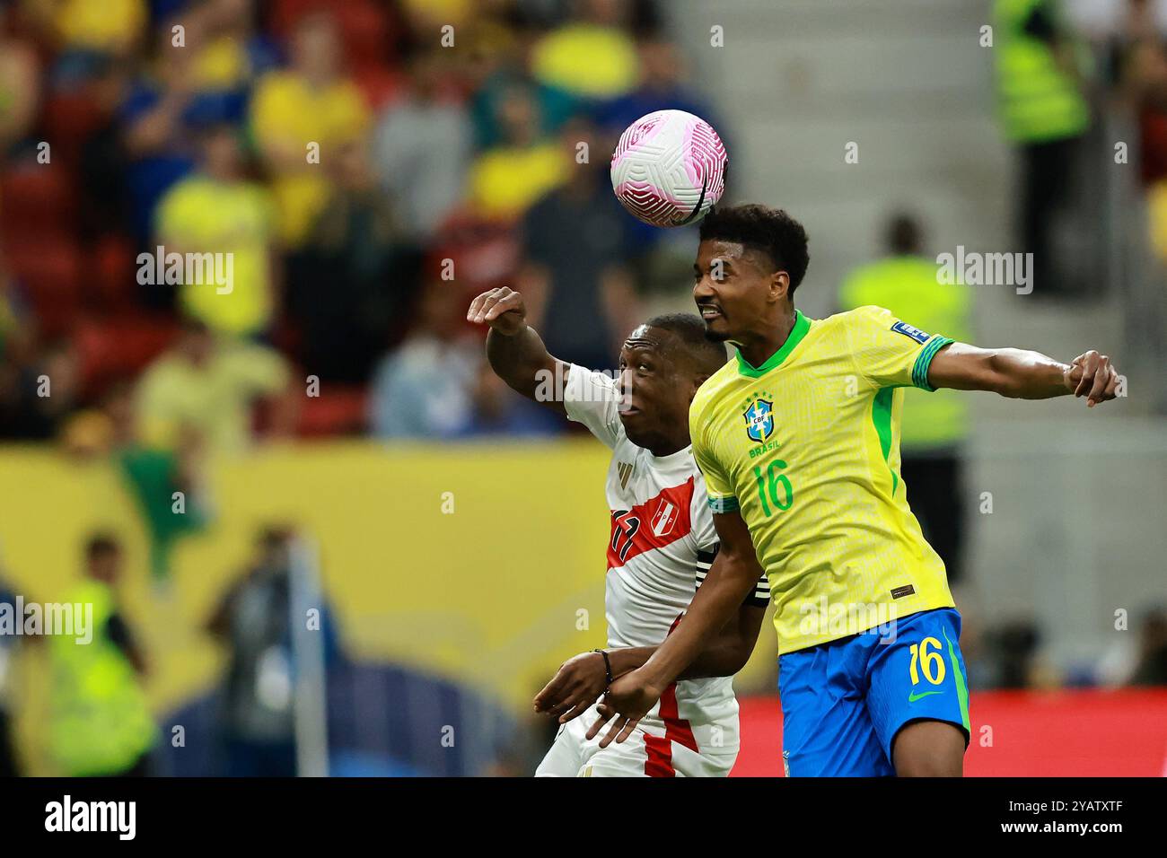 Brasilia, Brésil. 15 octobre 2024. Abner Vinícius du Brésil se bat pour le ballon de possession avec Luis Advíncula du Pérou, lors du match entre le Brésil et le Pérou pour le 10e tour des qualifications FIFA 2026, au stade Mane Garrincha, à Brasilia, au Brésil, le 15 octobre 2024. Photo : Heuler Andrey/DiaEsportivo/Alamy Live News crédit : DiaEsportivo/Alamy Live News Banque D'Images