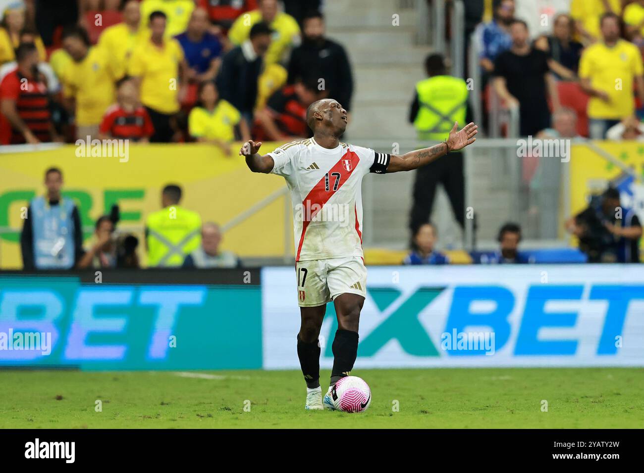 Brasilia, Brésil. 15 octobre 2024. Luis Advíncula, du Pérou, réagit lors du match entre le Brésil et le Pérou pour la 10e manche des qualifications FIFA 2026, au stade Mane Garrincha, à Brasilia, au Brésil, le 15 octobre 2024. Photo : Heuler Andrey/DiaEsportivo/Alamy Live News crédit : DiaEsportivo/Alamy Live News Banque D'Images