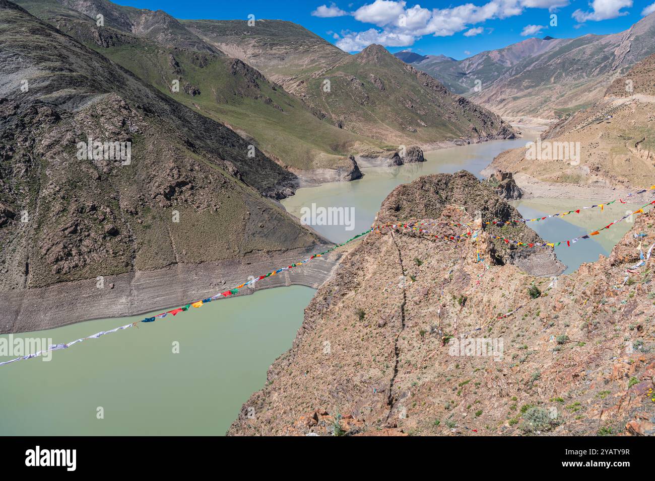 Belle vue depuis le col de Simi la près du réservoir de Manla, Tibet, ciel bleu Banque D'Images