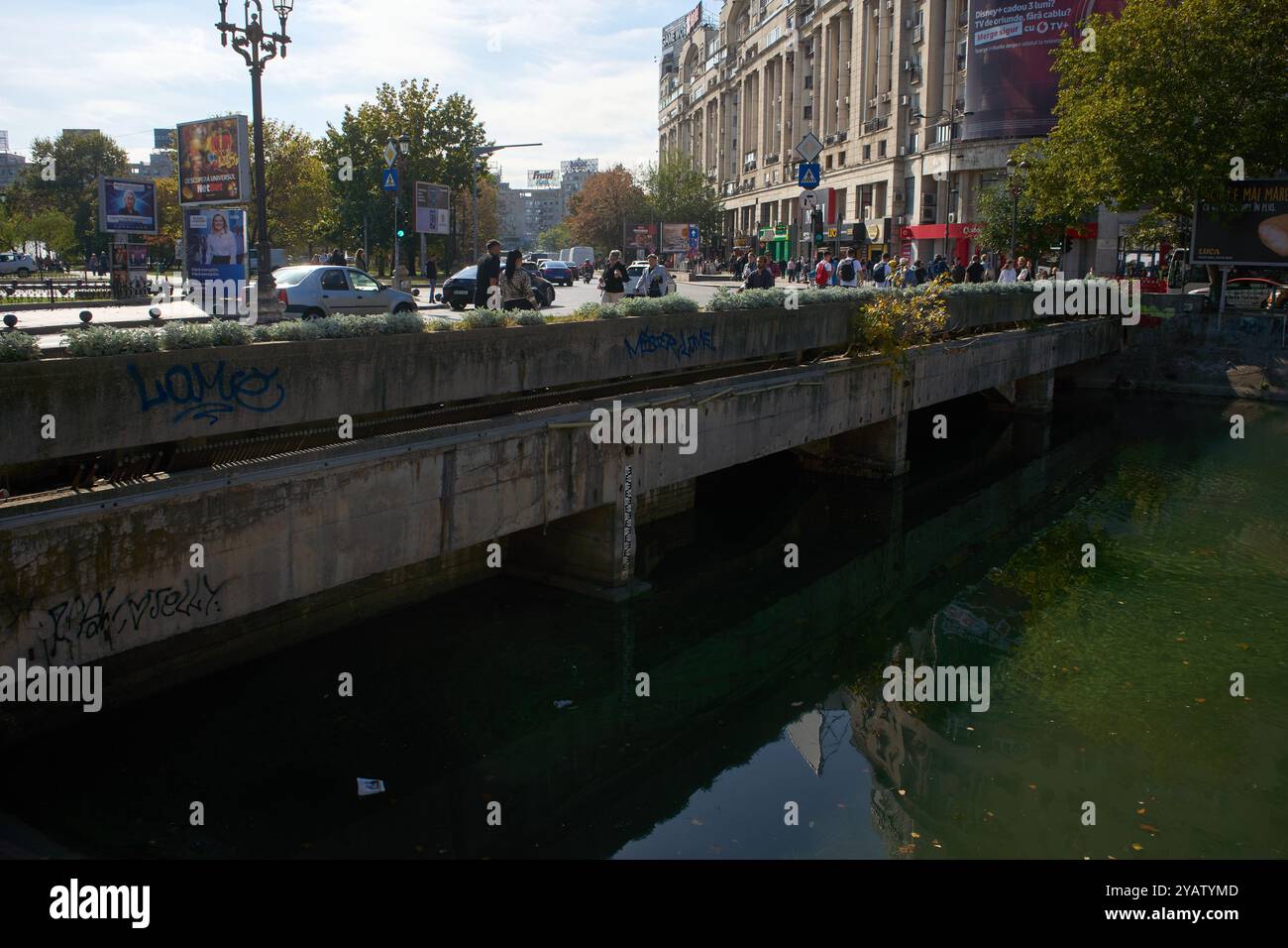 Bucarest, Roumanie. 15 octobre 2024 : L'entrée de la rivière Dambovita sous la dalle de béton de 350 mètres, construite en 1934, qui couvre la place Unirii. La dalle qui est dans un état avancé de délabrement soutient l'un des plus intenses trafic automobile à Bucarest est dans un différend de plus en plus ardent entre le maire général de la capitale, Nicusor Dan, et le maire du secteur 4, Daniel Baluta concernant, la légalité et l'urgence de sa reconstruction. Crédit : Lucian Alecu/Alamy Live Nouveau Banque D'Images