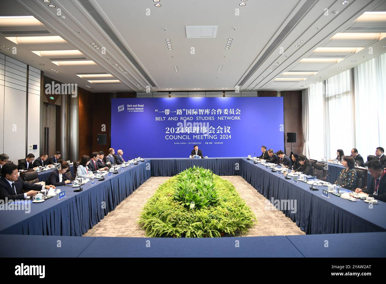 XI'an, province chinoise du Shaanxi. 15 octobre 2024. Fu Hua, président du Conseil des initiateurs du réseau d'études de la ceinture et de la route (BRSN) et président de l'Agence de presse Xinhua, prend la parole lors de la réunion du conseil du BRSN de 2024 à Xi'an, province du Shaanxi, au nord-ouest de la Chine, 15 octobre 2024. Crédit : Zhang Bowen/Xinhua/Alamy Live News Banque D'Images