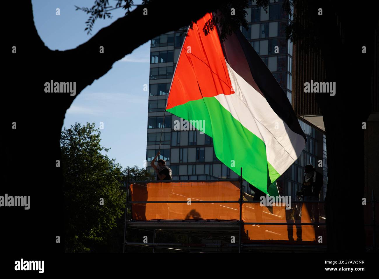 Des manifestants pro-palestiniens descendent dans les rues de Toronto, à l'occasion du premier anniversaire du 7 octobre Banque D'Images