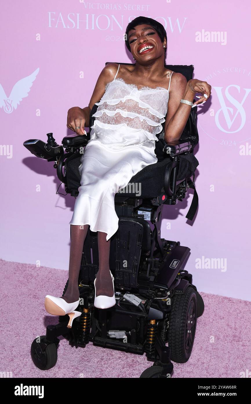 New York, États-Unis. 15 octobre 2024. Aaron Rose Philip marchant sur le tapis rose au Victoria's secret Fashion Show 2024 qui s'est tenu au Duggal Greenhouse à New York, NY, le 15 octobre 2024. (Photo par Anthony Behar/Sipa USA) crédit : Sipa USA/Alamy Live News Banque D'Images