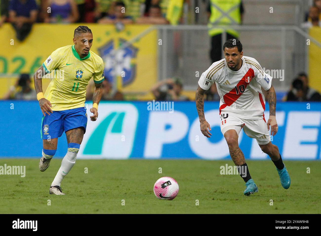 Brasilia, Brésil. 15 octobre 2024. Raphinha du Brésil se bat pour le ballon de possession avec Sergio Pena du Pérou, lors du match entre le Brésil et le Pérou pour le 10e tour des qualifications FIFA 2026, au stade Mane Garrincha, à Brasilia, au Brésil, le 15 octobre 2024. Photo : Adalberto marques/DiaEsportivo/Alamy Live News crédit : DiaEsportivo/Alamy Live News Banque D'Images