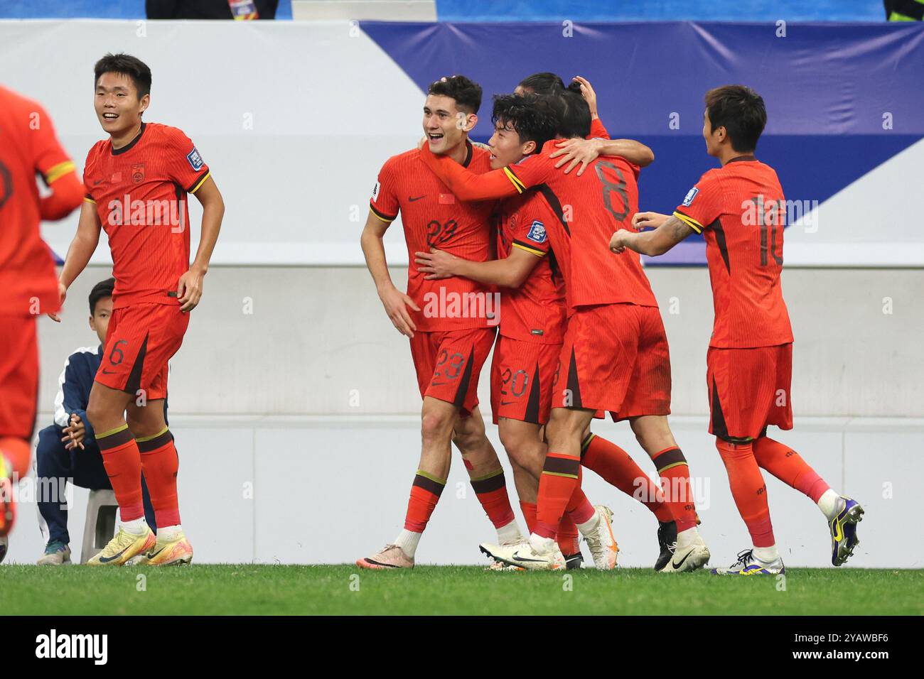 Qingdao, China.15th octobre 2024. Au quatrième tour du Groupe C des qualifications asiatiques pour la Coupe du monde 2026, l'équipe chinoise a battu l'équipe indonésienne 2:1 à domicile à Qingdao, dans la province du Shandong de l'est de la Chine, 15 octobre 2024. Crédit : Fu Tian/China News Service/Alamy Live News Banque D'Images