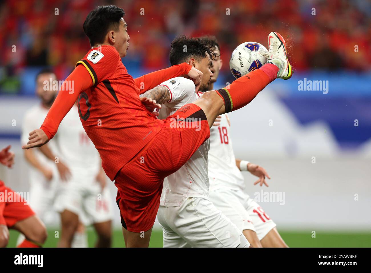 Qingdao, China.15th octobre 2024. Au quatrième tour du Groupe C des qualifications asiatiques pour la Coupe du monde 2026, l'équipe chinoise a battu l'équipe indonésienne 2:1 à domicile à Qingdao, dans la province du Shandong de l'est de la Chine, 15 octobre 2024. Crédit : Fu Tian/China News Service/Alamy Live News Banque D'Images