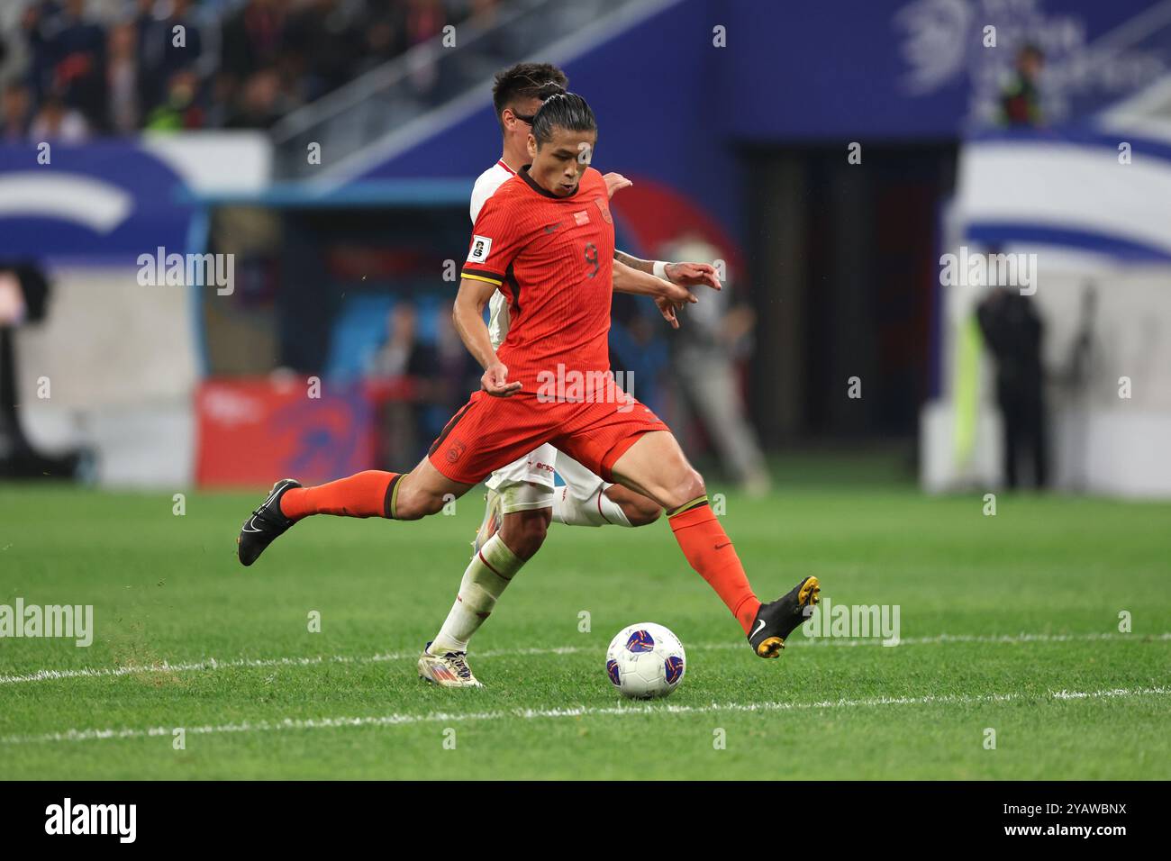 Qingdao, China.15th octobre 2024. Au quatrième tour du Groupe C des qualifications asiatiques pour la Coupe du monde 2026, l'équipe chinoise a battu l'équipe indonésienne 2:1 à domicile à Qingdao, dans la province du Shandong de l'est de la Chine, 15 octobre 2024. Crédit : Fu Tian/China News Service/Alamy Live News Banque D'Images