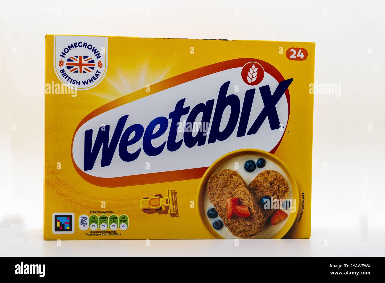 Wolverhampton, Royaume-Uni - 15 octobre 2024 : une boîte de céréales populaires à base britannique, Weetabix sur fond blanc Banque D'Images