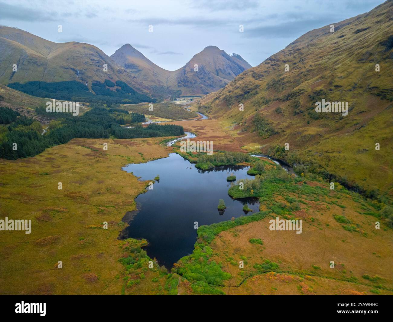 Vue aérienne depuis le drone de Lochan URR à Glen Etive dans les Highlands écossais, Écosse, Royaume-Uni Banque D'Images