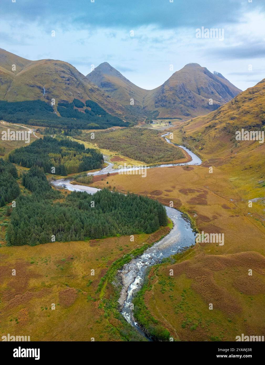 Vue aérienne depuis le drone de River Etive à Glen Etive dans les Highlands écossais, Écosse, Royaume-Uni Banque D'Images