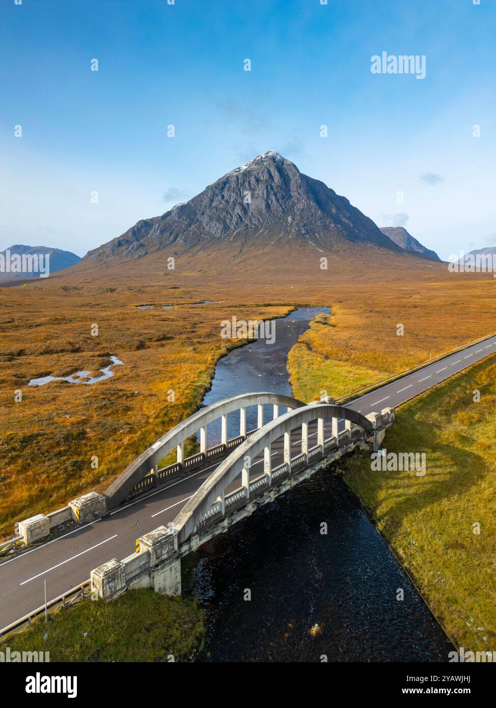 Vue aérienne depuis le drone du paysage d'automne vers la montagne Buachaille Etive Mor depuis le pont routier sur la rivière Rannoch Moor, Highlands écossais, Scotla Banque D'Images