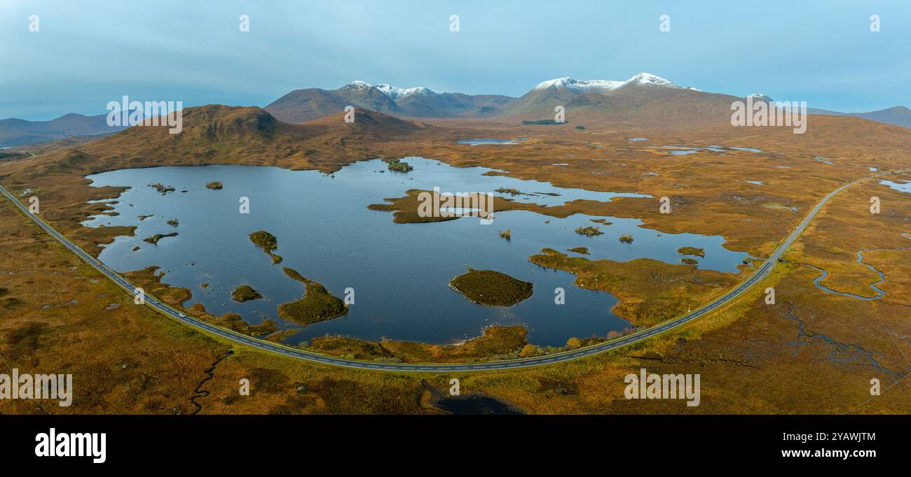 Vue aérienne depuis le drone de Lochan na h-Achlaise et route A82 sur Rannoch Moor dans les Highlands écossais. Banque D'Images