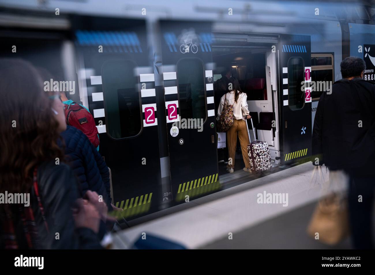 Passager embarquant sur un train Express régional (TER) sur le quai de la petite gare SNCF de Dol-de-Bretagne dans le département de l'Ille-et-Vila Banque D'Images