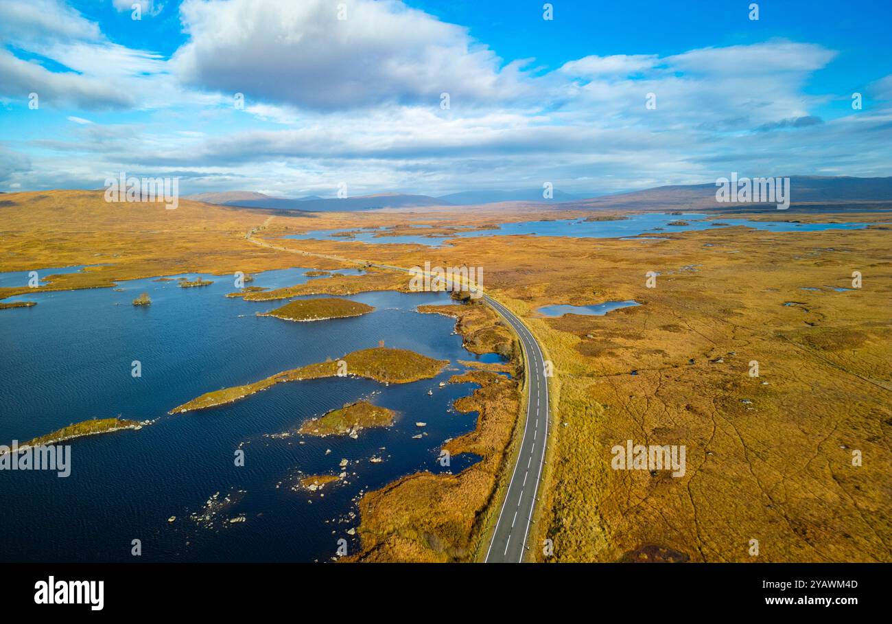 Vue aérienne depuis le drone de Lochan na h-Achlaise et route A82 sur Rannoch Moor dans les Highlands écossais. Banque D'Images