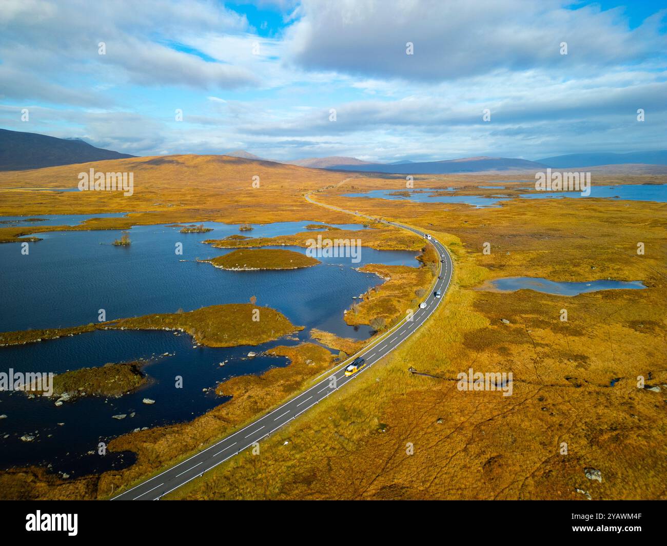 Vue aérienne depuis le drone de Lochan na h-Achlaise et route A82 sur Rannoch Moor dans les Highlands écossais. Banque D'Images