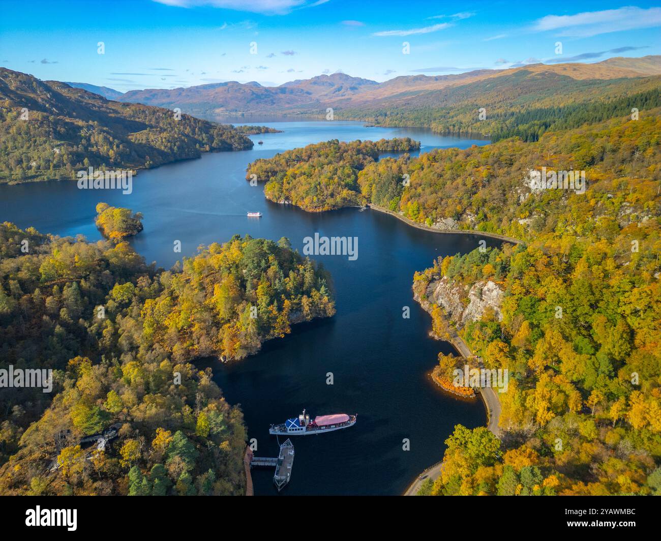 Vue aérienne depuis le drone du Loch Katrine dans les Trossachs, Perthshire, Highlands écossais, Écosse Royaume-Uni Banque D'Images