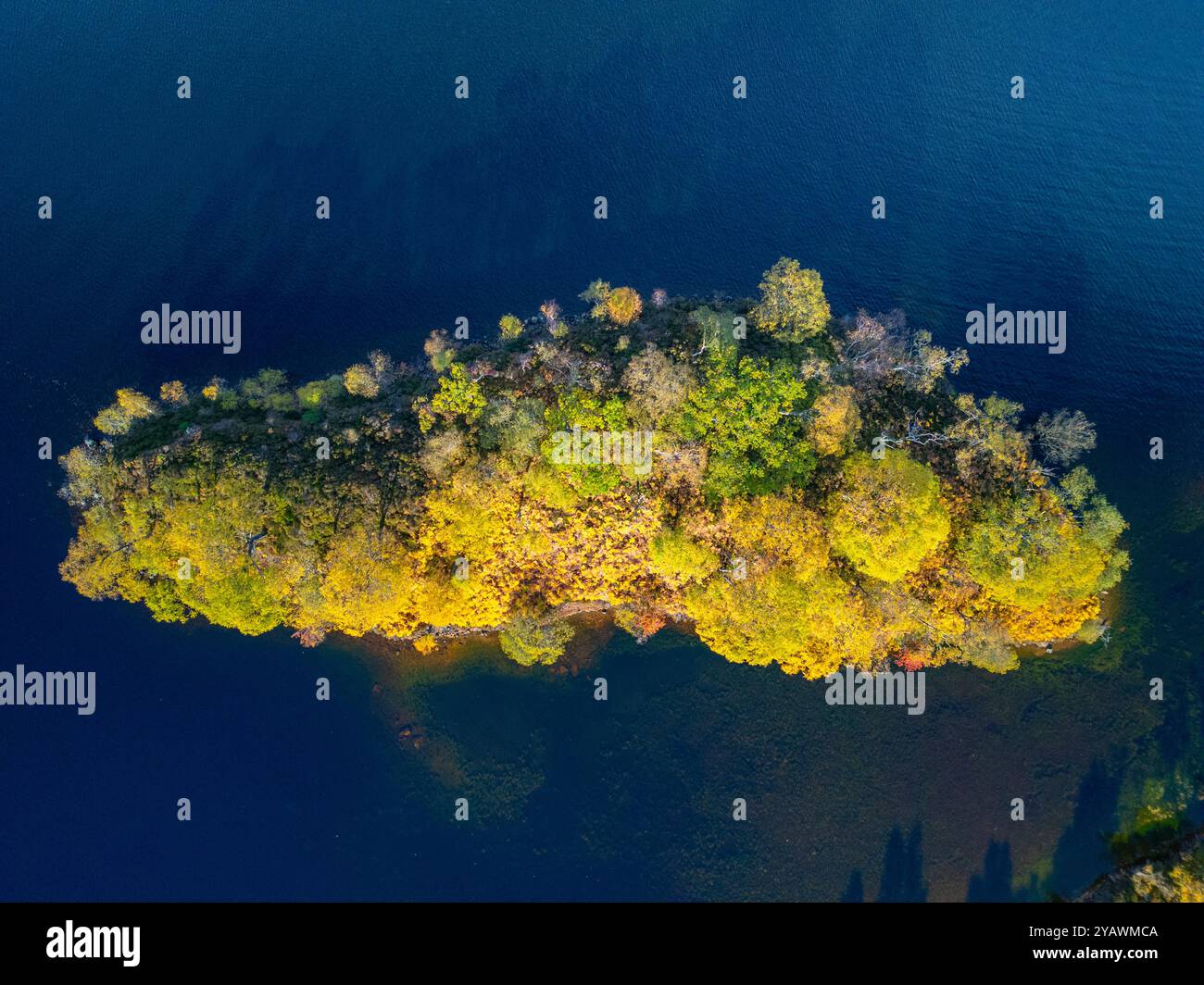 Vue aérienne depuis le drone du Loch Katrine dans les Trossachs, Perthshire, Highlands écossais, Écosse Royaume-Uni Banque D'Images