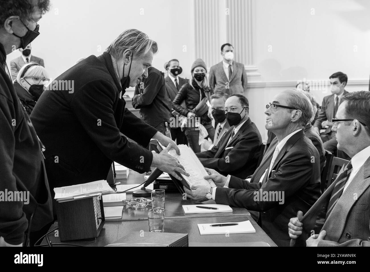 Oppenheimer année : 2023 USA réalisateur : Christopher Nolan. Christopher Nolan, Robert Downey Jr photographiant Banque D'Images