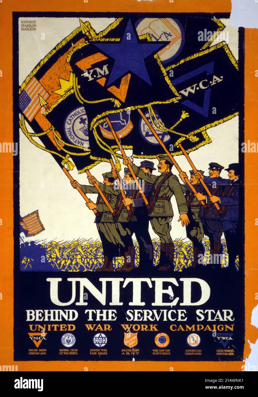 Unis derrière le service star, United Travail de guerre Campagne. Baker, Ernest Hamlin, 1889-1975, l'artiste. Date de publication : 1918 Résumé : Affiche montrant les drapeaux des différentes organisations de voler à une parade militaire. Banque D'Images