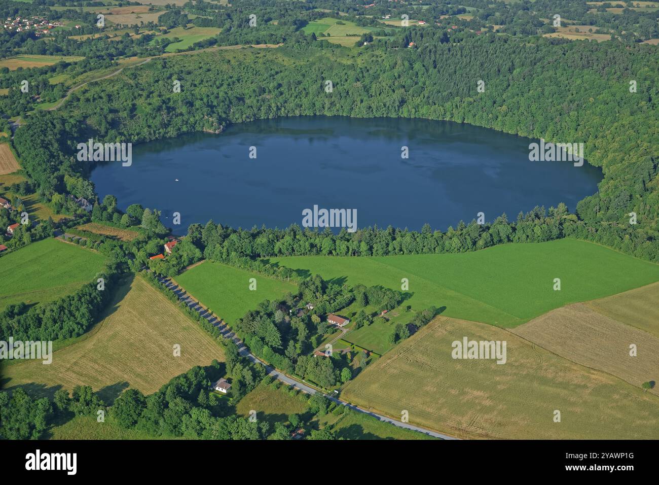 France, Puy-de-Dôme, Charbonnières-les-vieilles, Gur de Tazenat est un lac d'origine volcanique, vue aérienne, Banque D'Images