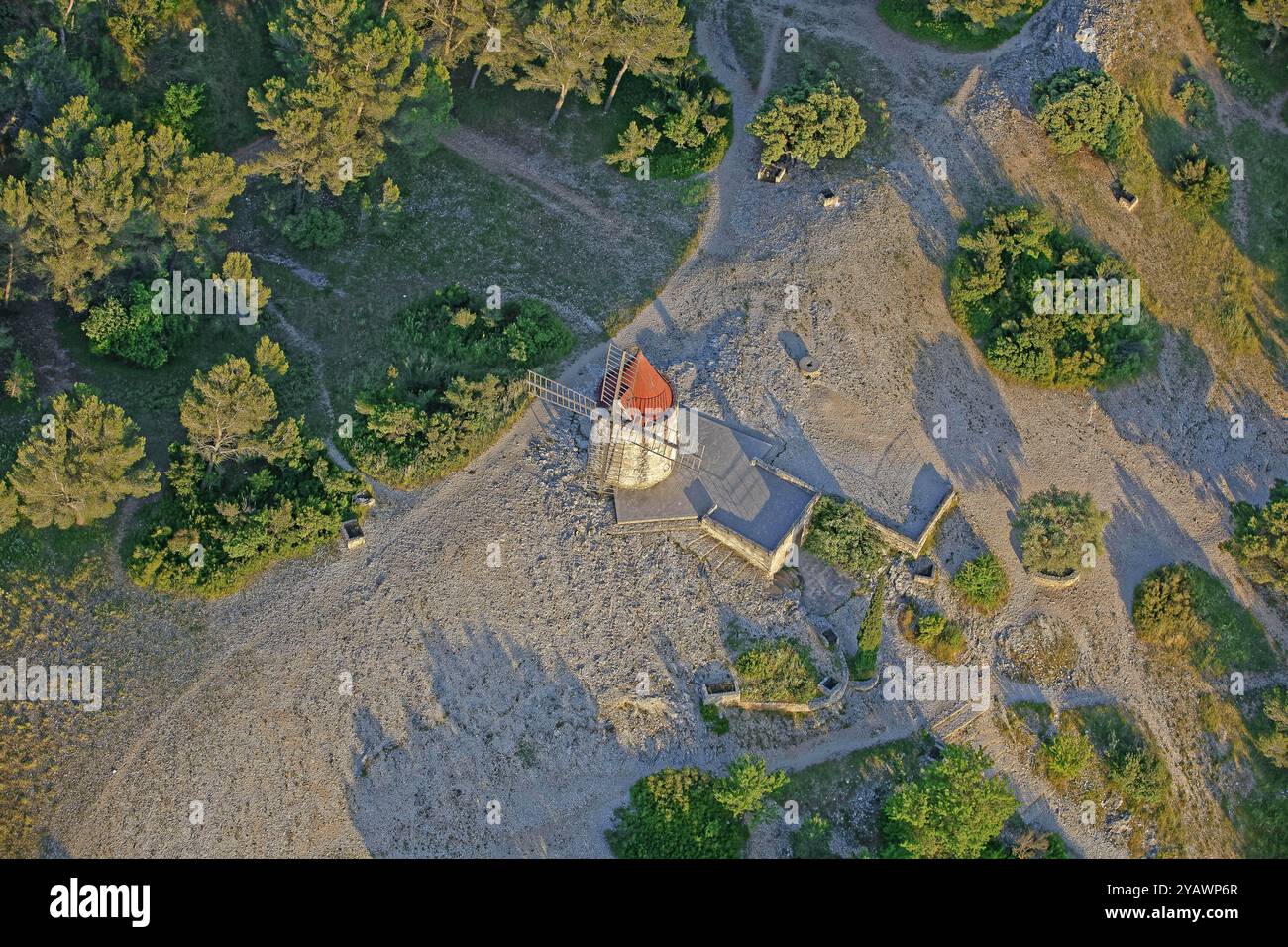 France, Bouches-du-Rhône, Fontvieille, le moulin à vent du Daudet, vue aérienne Banque D'Images