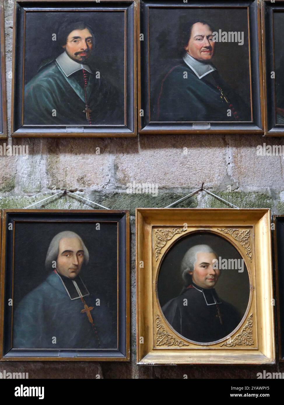 Brittany. Les 14 évêques de la cathédrale Saint-Tugdual de Tréguier dans les côtes d'Armor, le long du GR34, le célèbre chemin des douaniers. De gauche à droite en haut : Guillaume du Halgoet de Kergrese (1587-1594), Pierre Cornulier (1617-1619), Guy Champion de CICE de la chaise (1620-1635), Noel Deslandes (1635-1645), Balthasar Grangier de Liverdis (1646-1679), François Baglion de saillant (1679-1686), Eustache le Sénéchal de Carcado (1686-1694). Et de gauche à droite en bas : Olivier Jegou de Kervilio (1694-1731), François de la Fruglaye de Kervers 51731-1745), Charles-GUI le borgne de Ker Banque D'Images Brittany. Les 14 évêques de la cathédrale Saint-Tugdual de Tréguier dans les côtes d'Armor, le long du GR34, le célèbre chemin des douaniers. De gauche à droite en haut : Guillaume du Halgoet de Kergrese (1587-1594), Pierre Cornulier (1617-1619), Guy Champion de CICE de la chaise (1620-1635), Noel Deslandes (1635-1645), Balthasar Grangier de Liverdis (1646-1679), François Baglion de saillant (1679-1686), Eustache le Sénéchal de Carcado (1686-1694). Et de gauche à droite en bas : Olivier Jegou de Kervilio (1694-1731), François de la Fruglaye de Kervers 51731-1745), Charles-GUI le borgne de Ker Banque D'Images