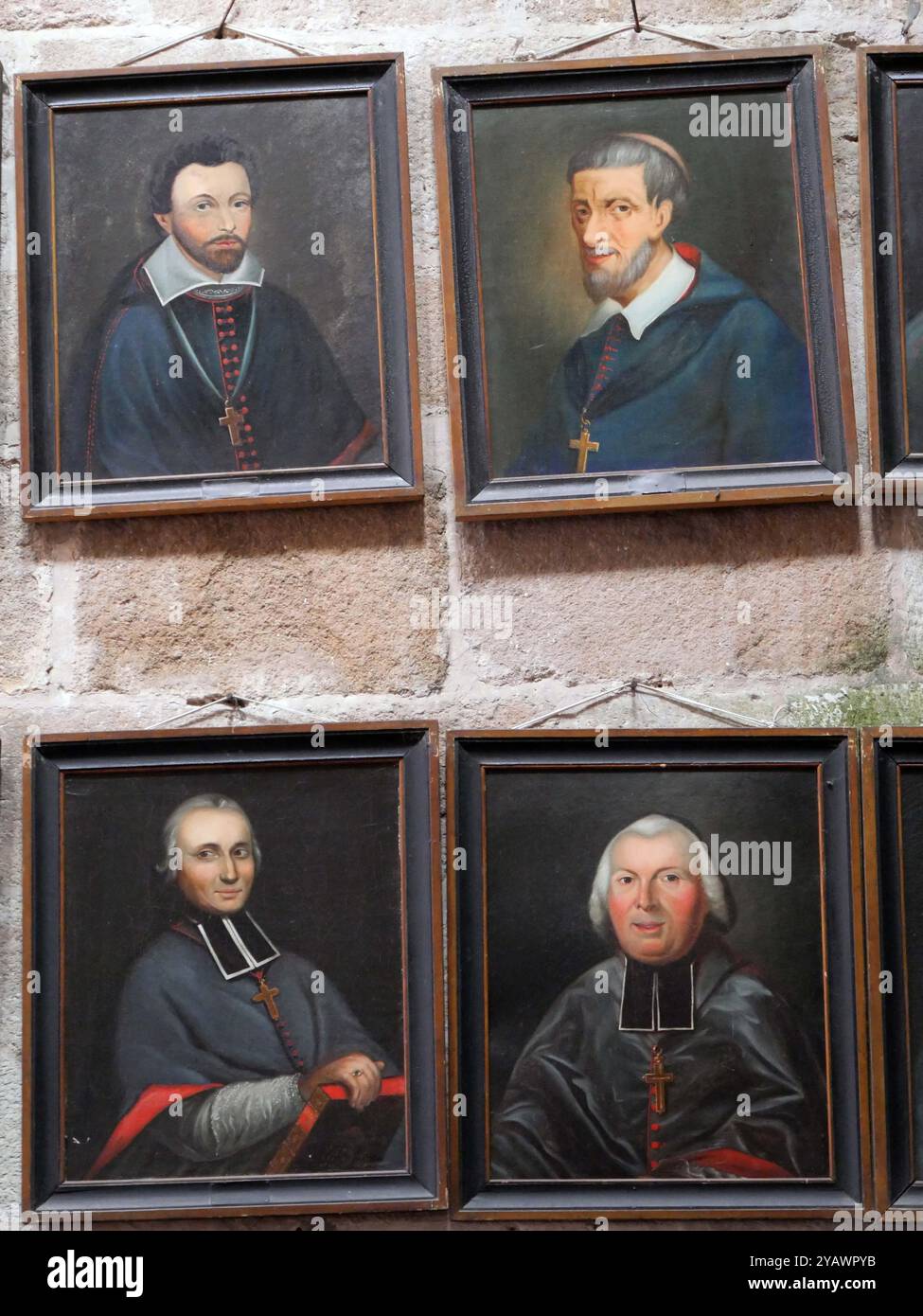 Brittany. Les 14 évêques de la cathédrale Saint-Tugdual de Tréguier dans les côtes d'Armor, le long du GR34, le célèbre chemin des douaniers. De gauche à droite en haut : Guillaume du Halgoet de Kergrese (1587-1594), Pierre Cornulier (1617-1619), Guy Champion de CICE de la chaise (1620-1635), Noel Deslandes (1635-1645), Balthasar Grangier de Liverdis (1646-1679), François Baglion de saillant (1679-1686), Eustache le Sénéchal de Carcado (1686-1694). Et de gauche à droite en bas : Olivier Jegou de Kervilio (1694-1731), François de la Fruglaye de Kervers 51731-1745), Charles-GUI le borgne de Ker Banque D'Images Brittany. Les 14 évêques de la cathédrale Saint-Tugdual de Tréguier dans les côtes d'Armor, le long du GR34, le célèbre chemin des douaniers. De gauche à droite en haut : Guillaume du Halgoet de Kergrese (1587-1594), Pierre Cornulier (1617-1619), Guy Champion de CICE de la chaise (1620-1635), Noel Deslandes (1635-1645), Balthasar Grangier de Liverdis (1646-1679), François Baglion de saillant (1679-1686), Eustache le Sénéchal de Carcado (1686-1694). Et de gauche à droite en bas : Olivier Jegou de Kervilio (1694-1731), François de la Fruglaye de Kervers 51731-1745), Charles-GUI le borgne de Ker Banque D'Images