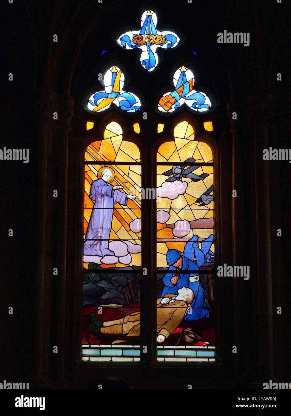 Brittany. Triptyque représentant le poilus dans les tranchées, datant de 1921, créé par Henri-Marcel Magne dans la chapelle dédiée à Saint-André dans le déambulatoire de la cathédrale Saint-Tugdual de Tréguier dans les côtes d’Armor, le long du GR34, le célèbre chemin des douaniers. Reconstruite à partir du XIVe siècle à l'emplacement d'un bâtiment plus ancien, elle devint le sanctuaire de Saint-Yves célébré le 19 mai avec grand pardon. BRETAGNE, BRETON, CÔTES D'ARMOR, CÔTES DU NORD, OUEST DE LA FRANCE, RÉGION, BORD DE MER, MARITIME, NAVAL, TOURISME, TOURISTE, VOYAGEUR, VACANCIER, RANDONNÉE, RANDONNEUR, WALKER, TREKKING, E Banque D'Images