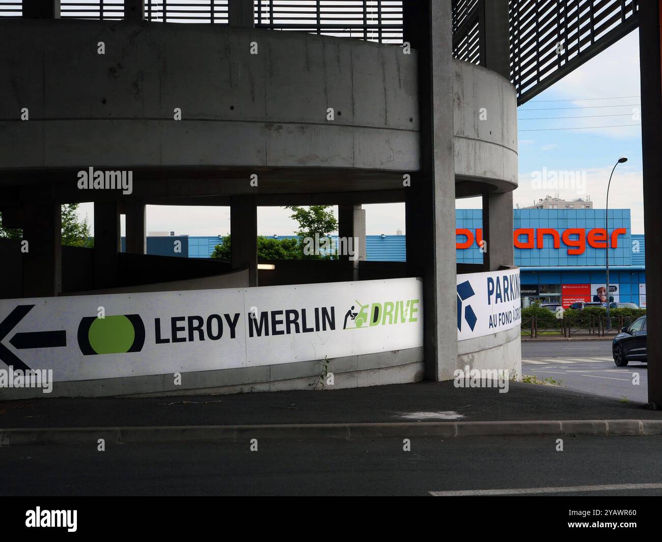 France. Montigny les Cormeilles. Val d'Oise. Parking du magasin de bricolage 'Leroy Merlin'. BANLIEUE. BATIMENT. BÂTIMENT. PAYSAGE. PAYSAGE. QUARTIER. VOISINAGE. MODERNE. MODERNE. NEUF. NOUVEAU. COMMERCE. COMMERCE. ENTREPRISE. ENSEIGNE. Zone commerciale. Zone commerçante. BOULANGER. MAGASIN. ELECTROMENAGER. MULTIMÉDIA. PARKING. VOITURE. VÉHICULE. CHAÎNE DE MAGASINS. LEROY MERLIN. BRICOLAGE. BRICOLAGE. Banque D'Images