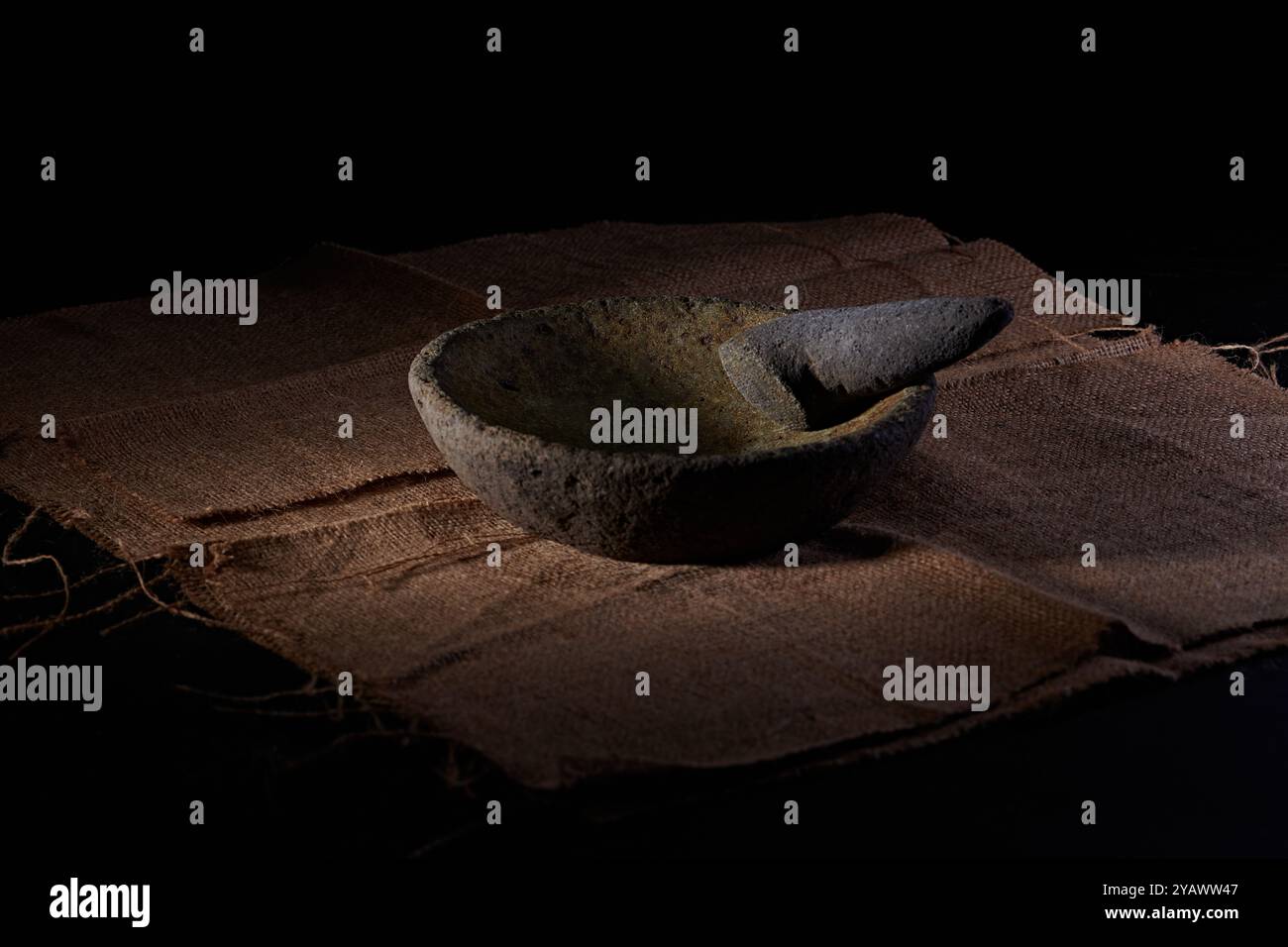 Mortier et pilon est l'un des outils de cuisine pour moudre les épices, mortier de pierre d'origine sont produits à Magelang, Java central, Indonésie Banque D'Images