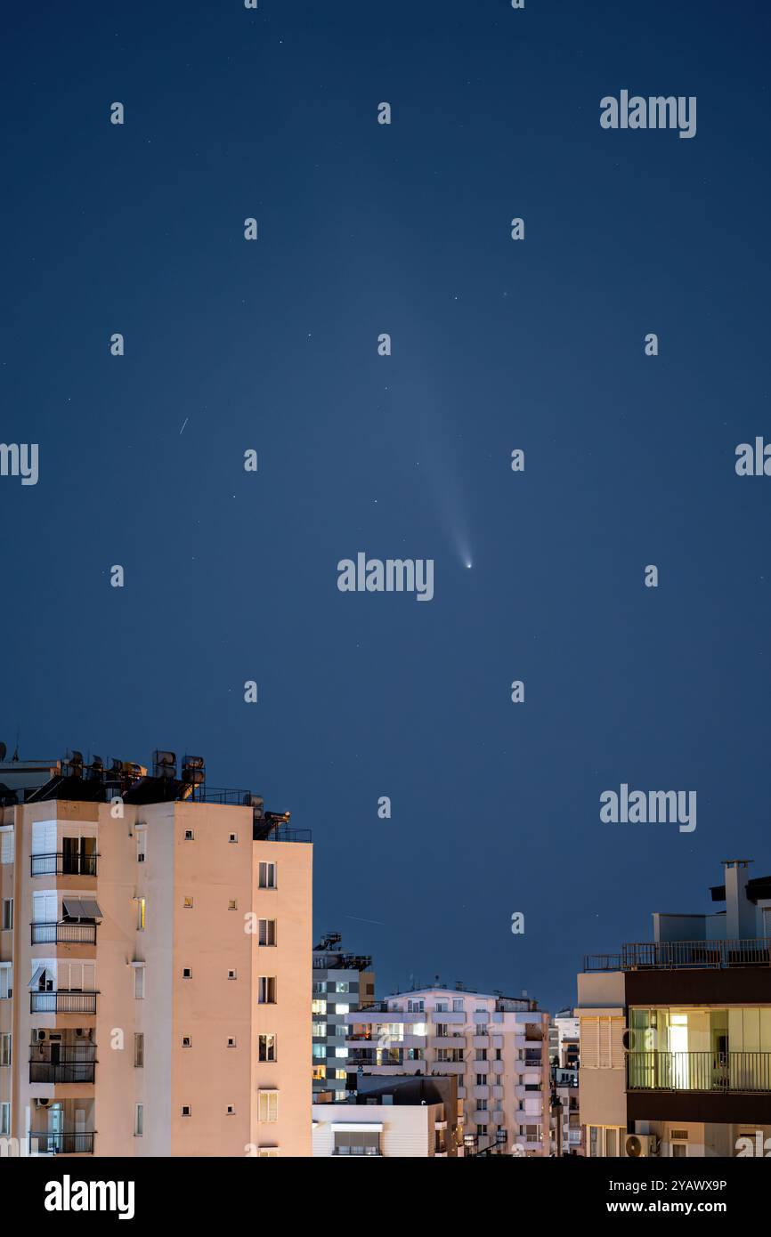 Comète C 2023 A3 Atlas de Tsuchinshan visible juste après le coucher du soleil Banque D'Images