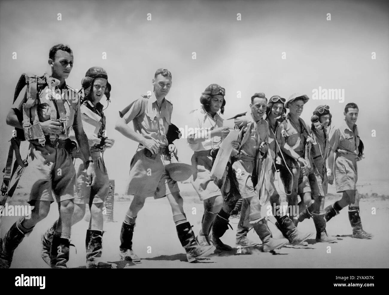 Les équipages de bombardiers par temps chaud en sortant de leurs tenues avion avant un raid sur le désert africain. La campagne d'Afrique du Nord de la Seconde Guerre mondiale a eu lieu de juin 1940 à mai 1943 inclus et a combattu dans les campagnes et les déserts de Libye (Désert occidental égyptien de la campagne, également connu sous le nom de guerre du désert) et au Maroc et l'Algérie (Opération Torch), ainsi que la Tunisie (Tunisie). Banque D'Images Les équipages de bombardiers par temps chaud en sortant de leurs tenues avion avant un raid sur le désert africain. La campagne d'Afrique du Nord de la Seconde Guerre mondiale a eu lieu de juin 1940 à mai 1943 inclus et a combattu dans les campagnes et les déserts de Libye (Désert occidental égyptien de la campagne, également connu sous le nom de guerre du désert) et au Maroc et l'Algérie (Opération Torch), ainsi que la Tunisie (Tunisie). Banque D'Images