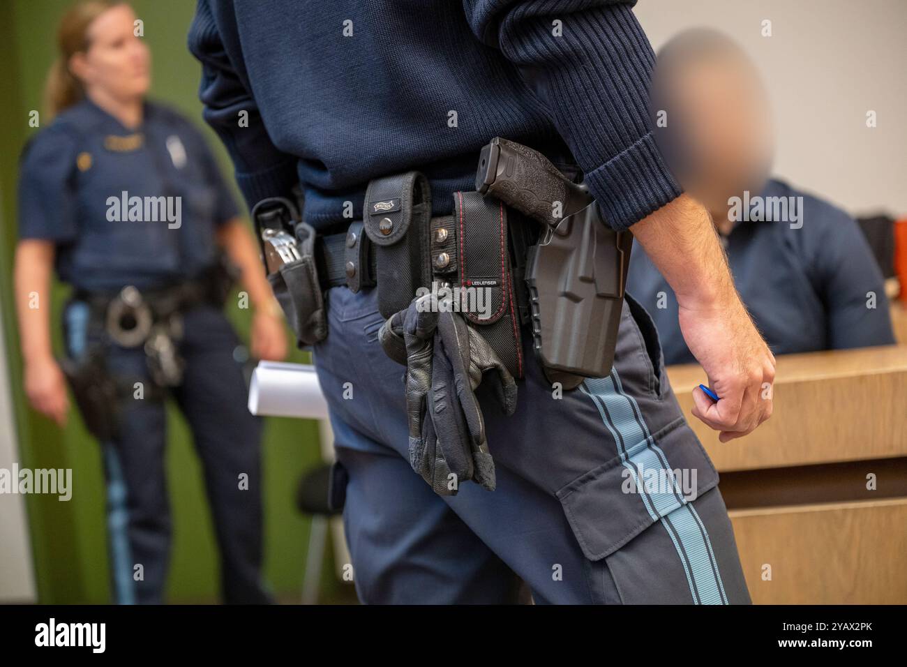 Munich, Allemagne. 16 octobre 2024. Un accusé (R) est assis à son siège dans la salle d'audience. Plus de deux ans et demi après l'incendie d'un supermarché à Markt Schwaben, le procès contre l'opérateur et un employé commence mercredi au tribunal régional de Munich II. Le ministère public accuse les deux hommes d'avoir incendié le magasin afin de récupérer l'argent de l'assurance. Credit : Peter Kneffel/dpa - ATTENTION : personne(s) a/ont été pixelisée(s) pour des raisons légales/dpa/Alamy Live News Banque D'Images