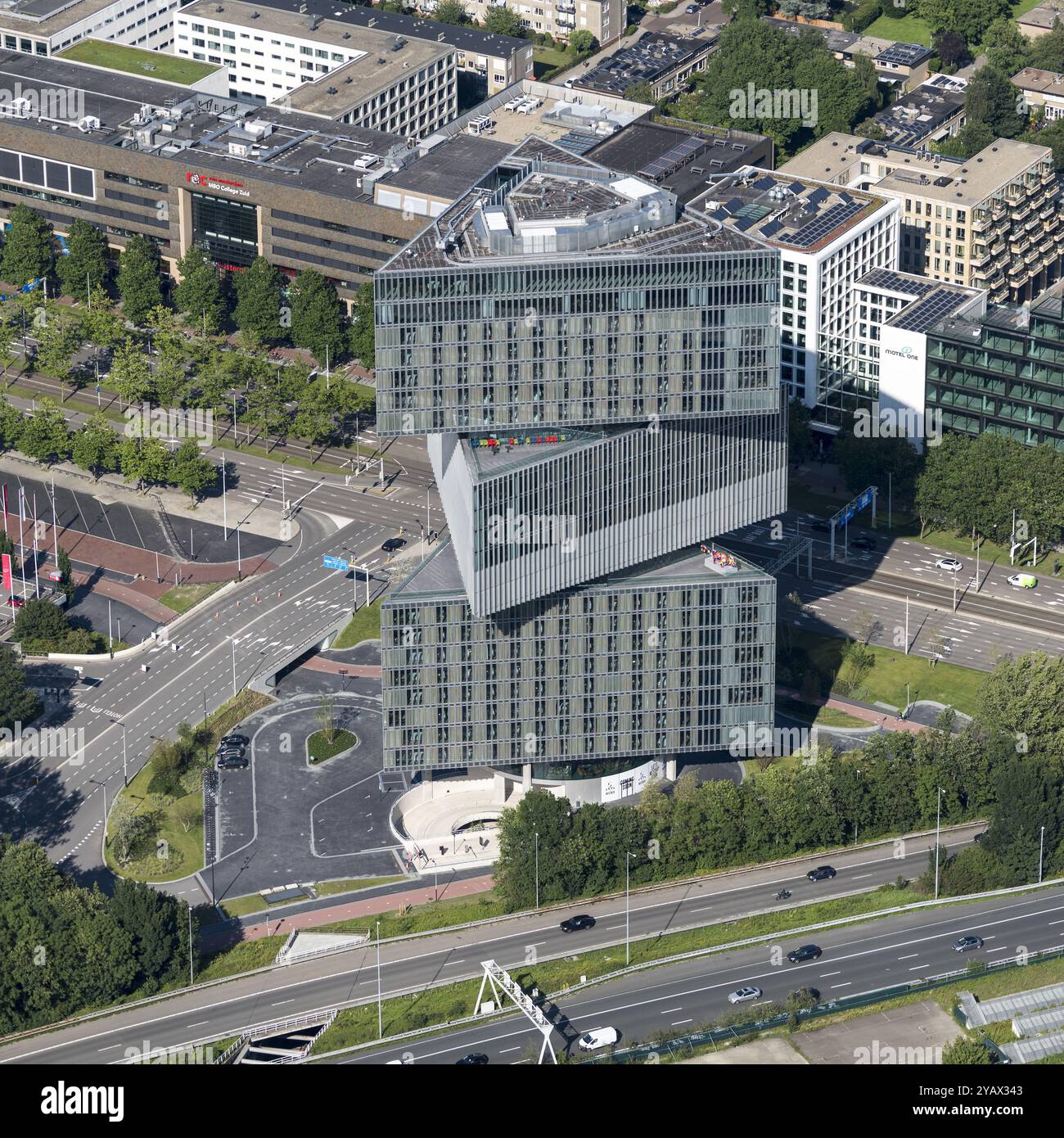 L'hôtel Nhow Amsterdam RAI a été conçu par Rem Koolhaas de la firme OMA. C'est un nouveau eye-catcher le long des Zuidas. Le bâtiment ressemble à trois blocs triangulaires empilés. En raison de la crise corona covid 19, le taux d’occupation est inférieur à celui souhaité. pays-bas hors service - belgique hors service Banque D'Images