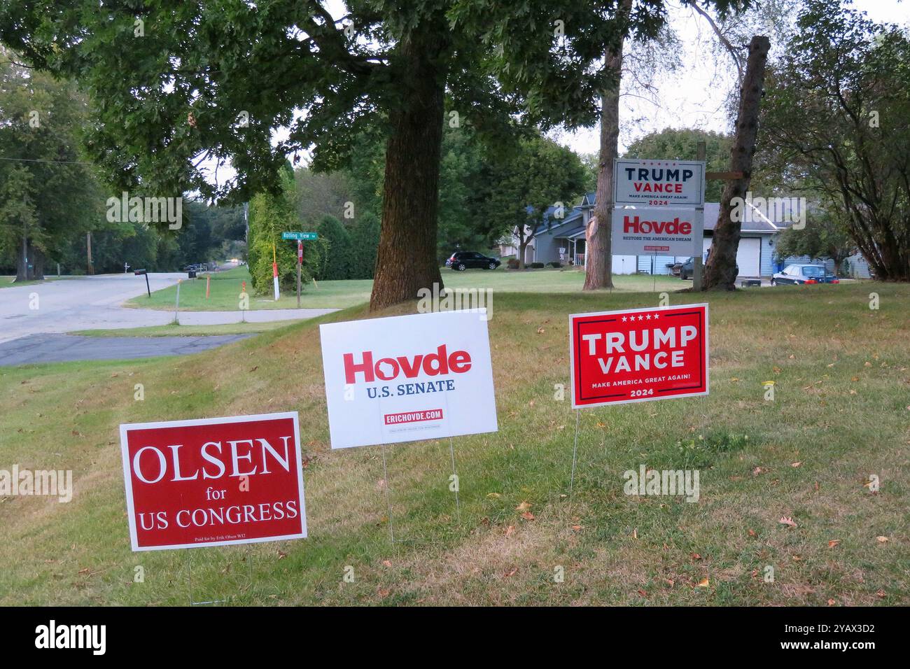 Panneaux de cour politique, affiches électorales privées et publicité de campagne pour la prochaine élection présidentielle aux États-Unis entre le candidat démocrate Kamala Harris et le candidat républicain Donald Trump, dans le Wisconsin, États-Unis Banque D'Images