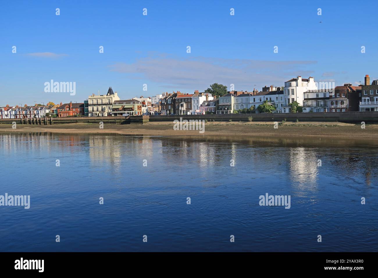 The Terrace, la route A3003 au bord de la rivière Thames à Barnes, à l'ouest de Londres. Célèbre pour être la ligne d'arrivée de la course annuelle de bateaux de l'Université. Banque D'Images