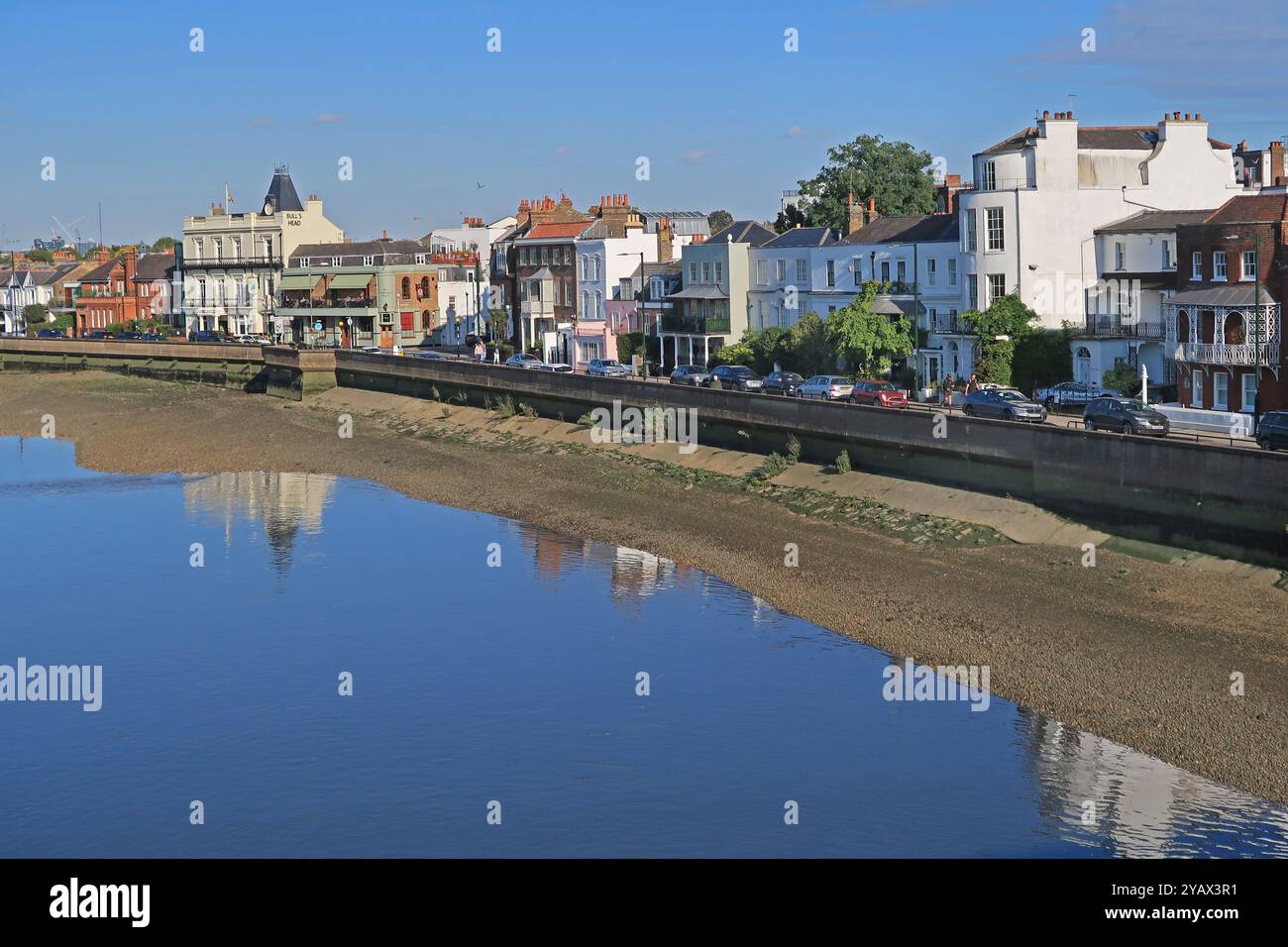 The Terrace, la route A3003 au bord de la rivière Thames à Barnes, à l'ouest de Londres. Célèbre pour être la ligne d'arrivée de la course annuelle de bateaux de l'Université. Banque D'Images
