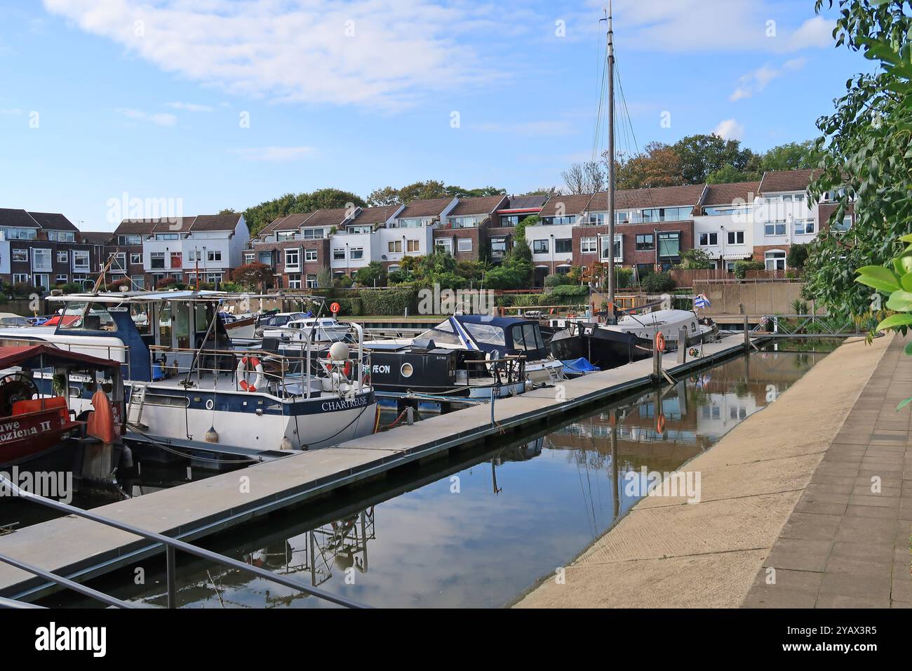 Bateaux dans la marina de Chiswick Quay, un lotissement résidentiel construit en 1976 lorsque l'ancien bassin à yachts a été transformé en une nouvelle marina à côté de la Tamise Banque D'Images