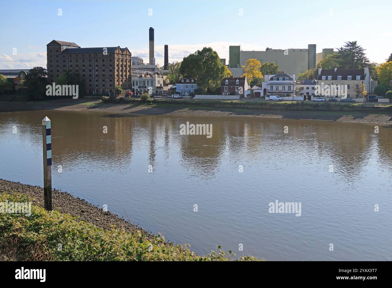 Tamise Riverside à Mortlake, ouest de Londres, Royaume-Uni. Stag Brewery, The Ship Pub et Houses on Thames Bank. Vue depuis la rive nord. Banque D'Images