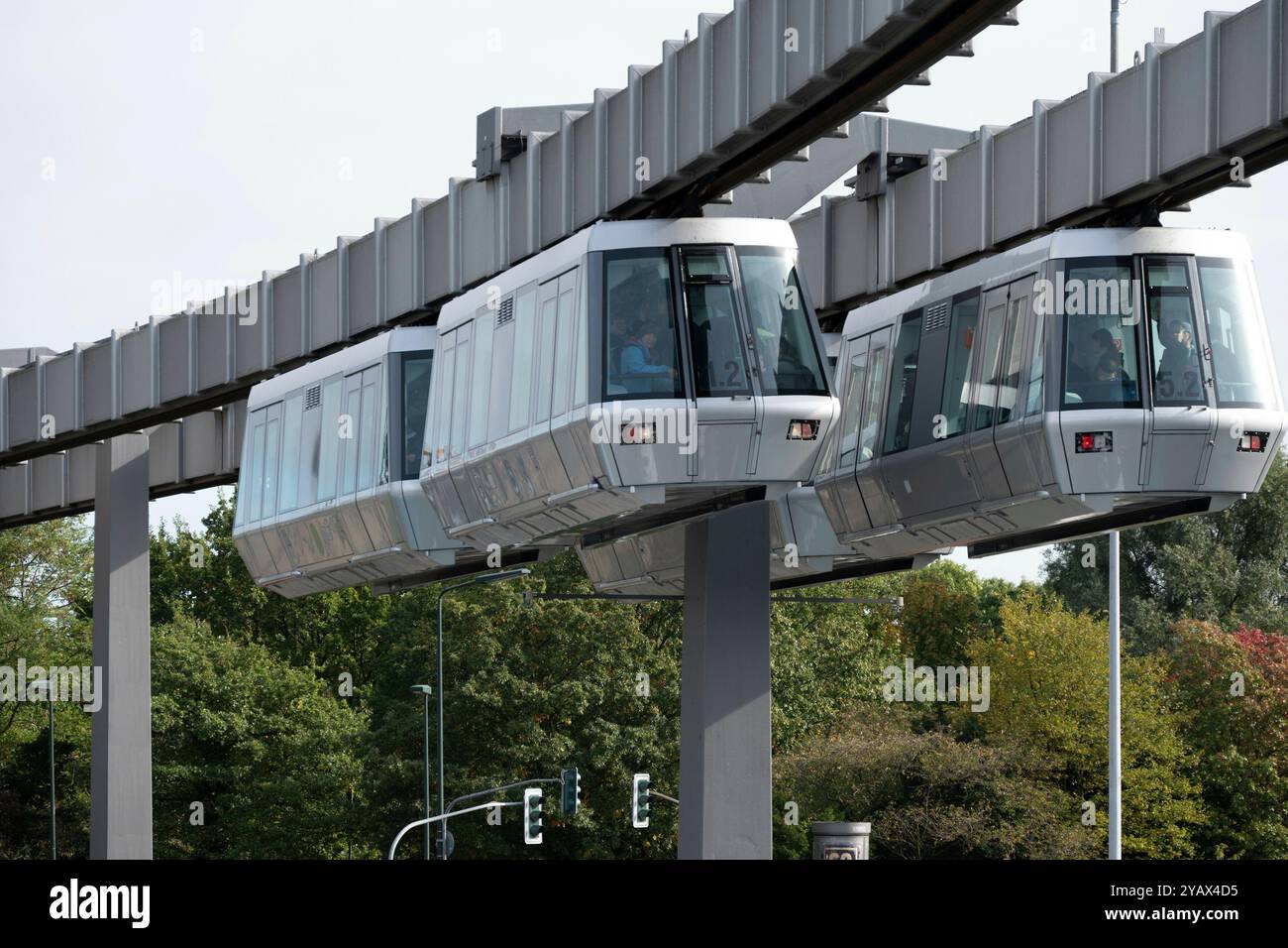 Duesseldorf, Deutschland. 15 octobre 2024. SKYTRAIN, train suspendu sans conducteur de la gare longue distance de l'aéroport au terminal, aéroport de Duesseldorf, 15 octobre 2024. Crédit : dpa/Alamy Live News Banque D'Images