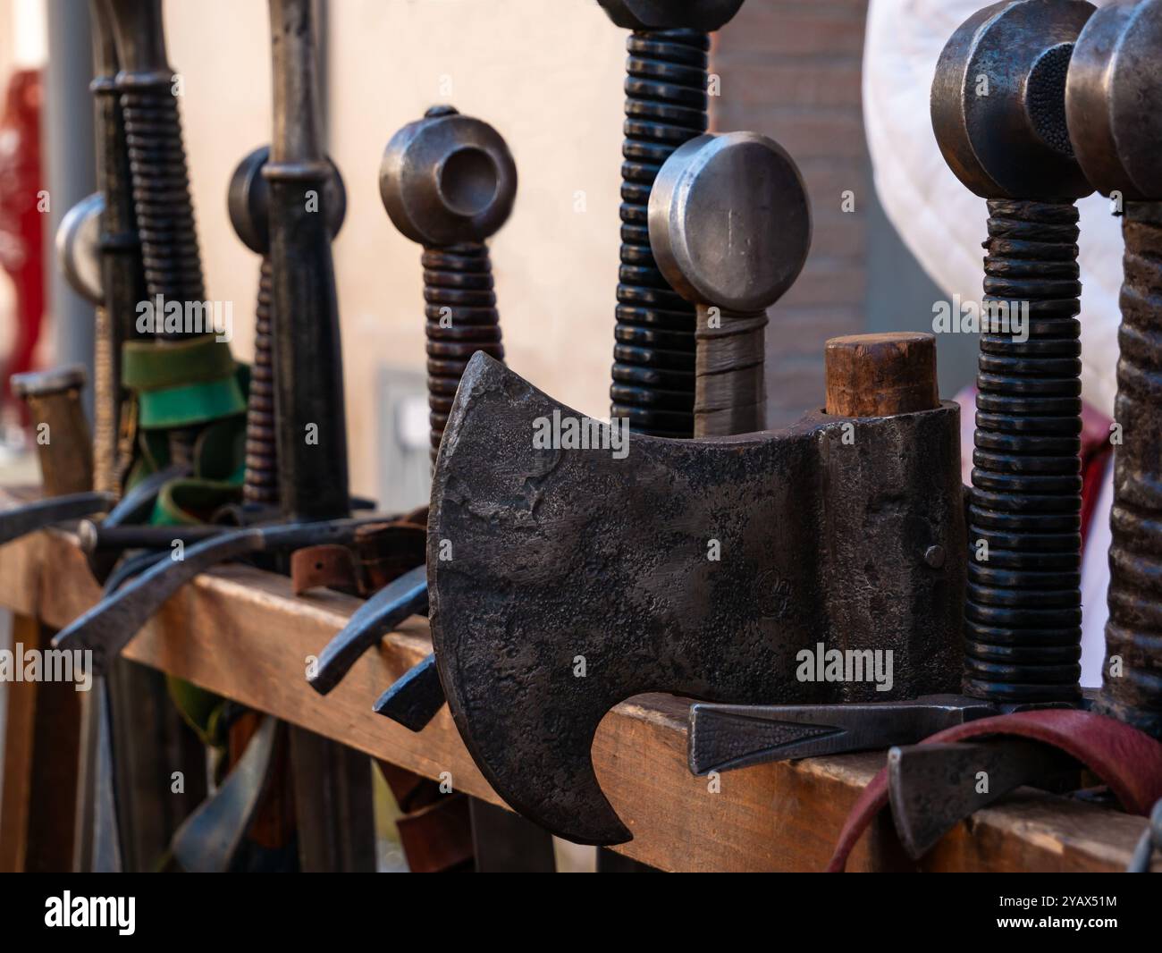 gros plan d'un rack en bois avec des armes de combat médiévales telles que des haches et des épées Banque D'Images