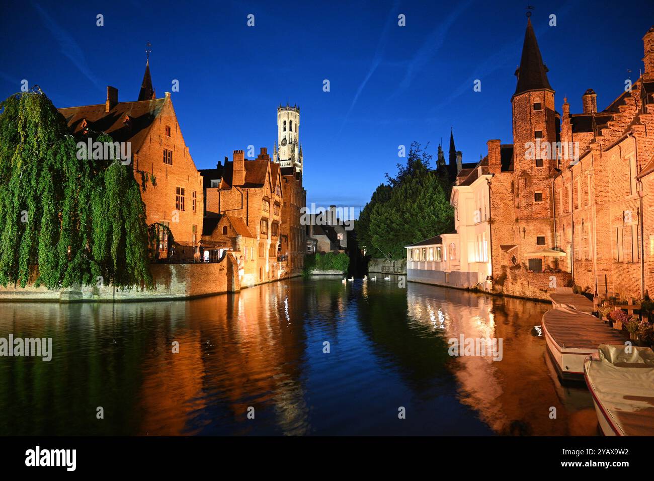 Vieille ville de Bruges, Belgique. Bruges paysage urbain avec maisons médiévales et canal à Nigt, Bruges (Bruges), Belgique. Banque D'Images