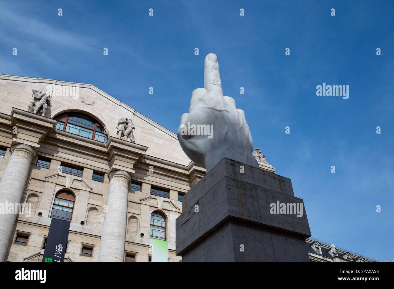 Europe Italie Milan Milan la sculpture du majeur de Maurizio Cattelan message aux banquiers italiens dans le quartier financier Banque D'Images