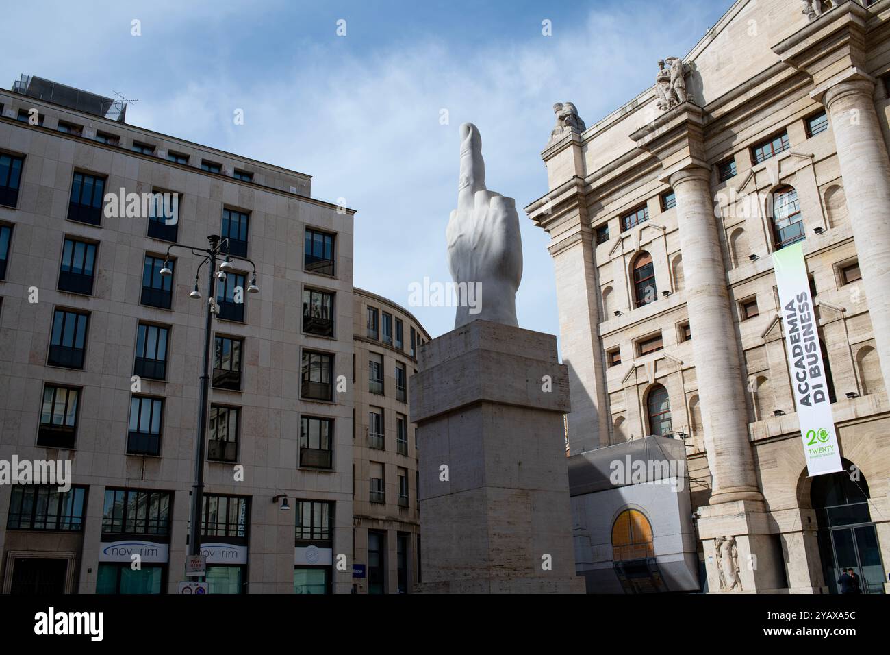 Europe Italie Milan Milan la sculpture du majeur de Maurizio Cattelan message aux banquiers italiens dans le quartier financier Banque D'Images