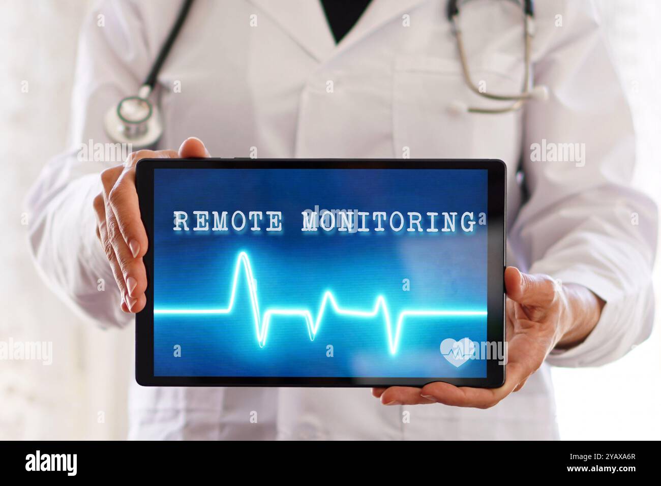 Concept de télésurveillance des maladies chroniques. femme médecin montrant la tablette avec l'application médicale. Banque D'Images